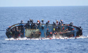 مركب لمهاجرين أفارقة ينقلب بالبحر المتوسط قبالة السواحل الإيطالية (رويترز)
