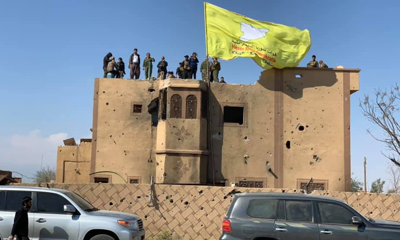 رفع علم "قوات سوريا الديموقراطية" في آخر معاقل تنظيم "الدولة" في الباغوز- 23 من آذار 2019 (المصور محمد حسان)
