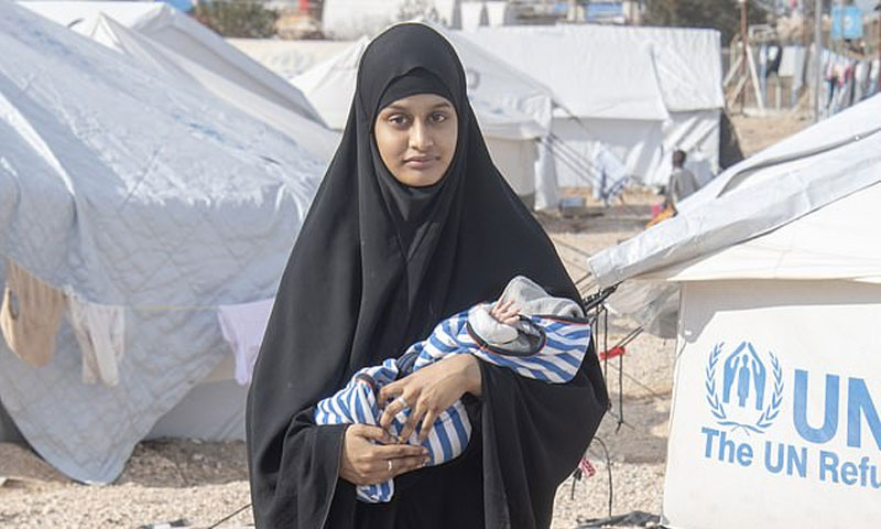 شميما بيجوم وابنها في مخيم الهول - شباط 2019 (الديلي ميل)