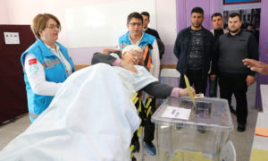 مسعفون ينقلون ناخبة مريضة إلى مراكز الاقتراع للإدلاء بصوتها في الانتخابات المحلية التركية - 31 آذار 2019 (TRT)