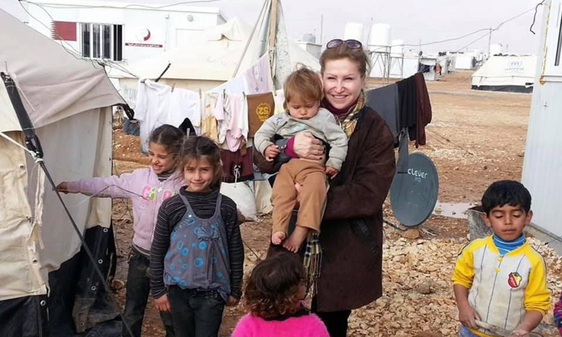 الناشطة في العمل الإغاثي راوية الأسود في مخيمات اللاجئين السوريين - (سوريات عبر الحدود)