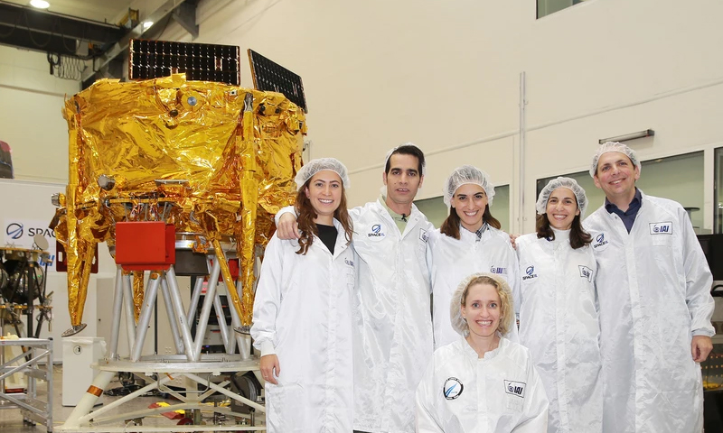 الفريق العلمي الإسرائيلي بجانب المركبة الإسرائيلية (موقع سبيس ايل)