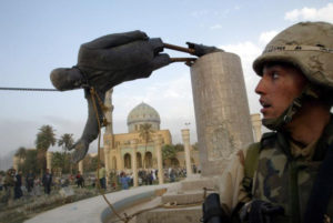 جندي أمريكي يراقب سقوط تمثال صدام حسين في ساحة الفردوس في بغداد 9 نيسان 2003 (رويترز)