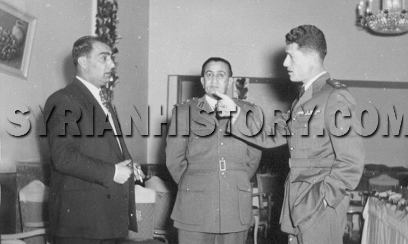 العقيد عدنان المالكي - يمين - وتوفيق الحبوباتي يسار الصورة في نادي الشرق في عام 1954( موقع التاريخ السوري)