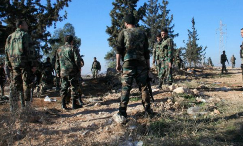 عناصر من قوات الأسد في أثناء معارك درعا جنوبي سوريا (AFP)