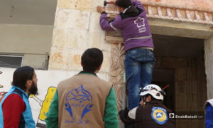تركيب نقاط إنارة ضمن حملة خليها مضواية في مدينة إدلب من قبل منظمات مدنية. 12 نيسان 2019 (عنب بلدي)
