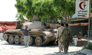 أفراد من القوات المتحالفة مع الحكومة الليبية المعترف بها دوليا متمركزون في أحد أحياء العاصمة طرابلس- 18 من نيسان (رويترز)