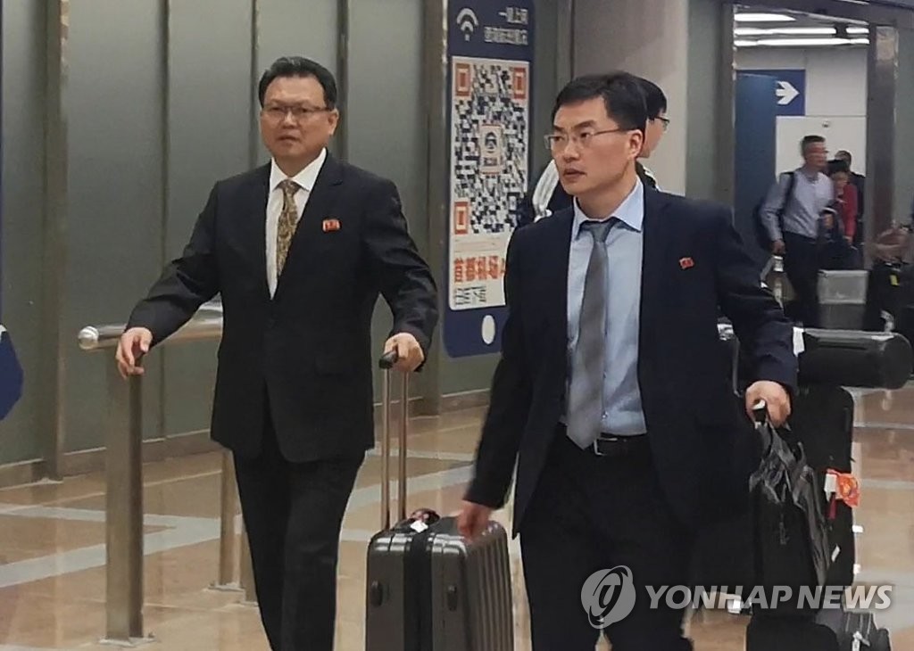 وفد من كوريا الشمالية قبل توجهه إلى المطار للسفر إلى سوريا - ( Yonhap News Agency)