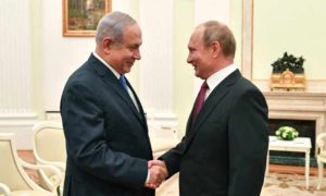 رئيس الوزراء الإسرائيلي بنيامين نتنياهو (الى اليسار) والرئيس الروسي فلاديمير بوتين- 11 تموز 2018 (رويترز)