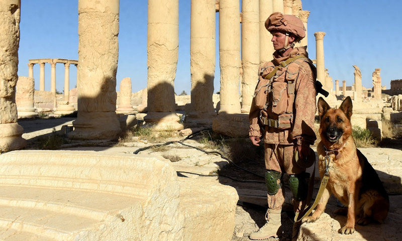 جنود من الجيش الروسي يقومون بدورية في مدينة تدمر السورية القديمة (AFP)