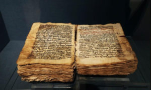 المخطوطة السريانية القديمة للعهد الجديد في مكتبة دير القديسة كاثرين في سيناء - 7 آذار 2019 (رويترز)