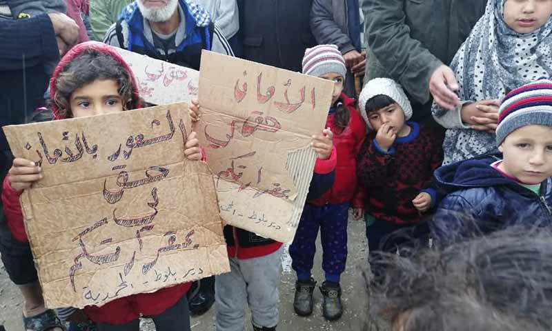 أطفال فلسطينيون في مخيم دير بلوط شمالي حلب في آذار 2019 (مجموعة العمل الفلسطينية)