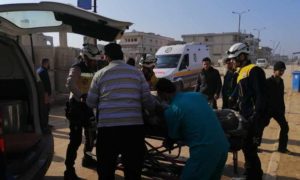 عناصر الدفاع المدني أثناء اسعاف مدنيين تعرضوا لقصف صاروخي في مدينة سراقب شرقي إدلب 7 نيسان 2019 (الدفاع المدني)