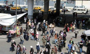 مواطنين ينتظروف حافلات الموصلات في منطقة جسر الرئيس في دمق 21 نيسان 2019 (الاعلامي فراس مولا)