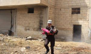 عناصر الدفاع المدني يخلون النساء والأطفال في مدينة خاون شيخون جنوبي إدلب أثناء تعرضها لقصف صاروخي من قوات الأسد 25 نيسان 2019 (الدفاع المدني السوري)