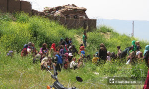 نزوح مدنيين إلى محيط نقطة المراقبة التركية بشير مغار غربي حماة هربًا من القصف 29 نيسان 2019 (عنب بلدي)