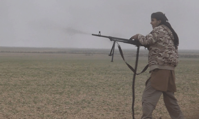 أحد مقاتلي تنظيم "الدولة" في بادية دير الزور (وكالة أعماق)