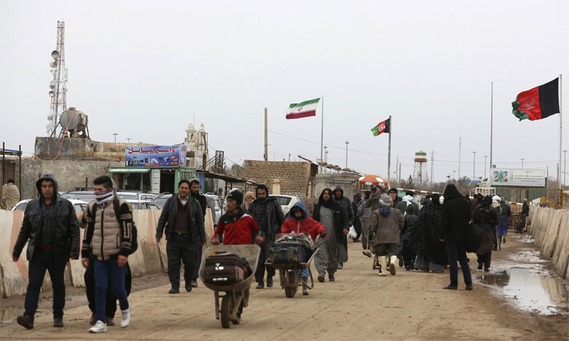 أفغانيون عائدون من إيران في المنطقة الحدودية في محافظة هيرات - 20 شباط 2019 (AP)