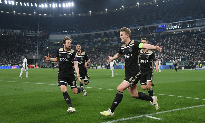 لاعبو أياكس أمستردام يحتفلون بتسجيلهم هدف الفوز في شباك نادي يوفنتوس الإيطالي (رويترز)