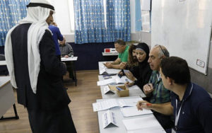فلسطيني يقوم بالتصويت في الإنتخابات الإسرائيلية 9 نيسان 2019 (فرانس برس)