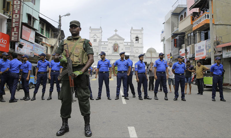 القوات السيريلانكية تحيط بكنيسة القديس آنثوني في كولومبو - 21 نيسان 2019 (AP)