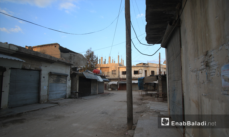 إغلاق المحلات التجارية في سراقب بريف إدلب خوفًا من القصف - 26 من نيسان 2019 (عنب بلدي)