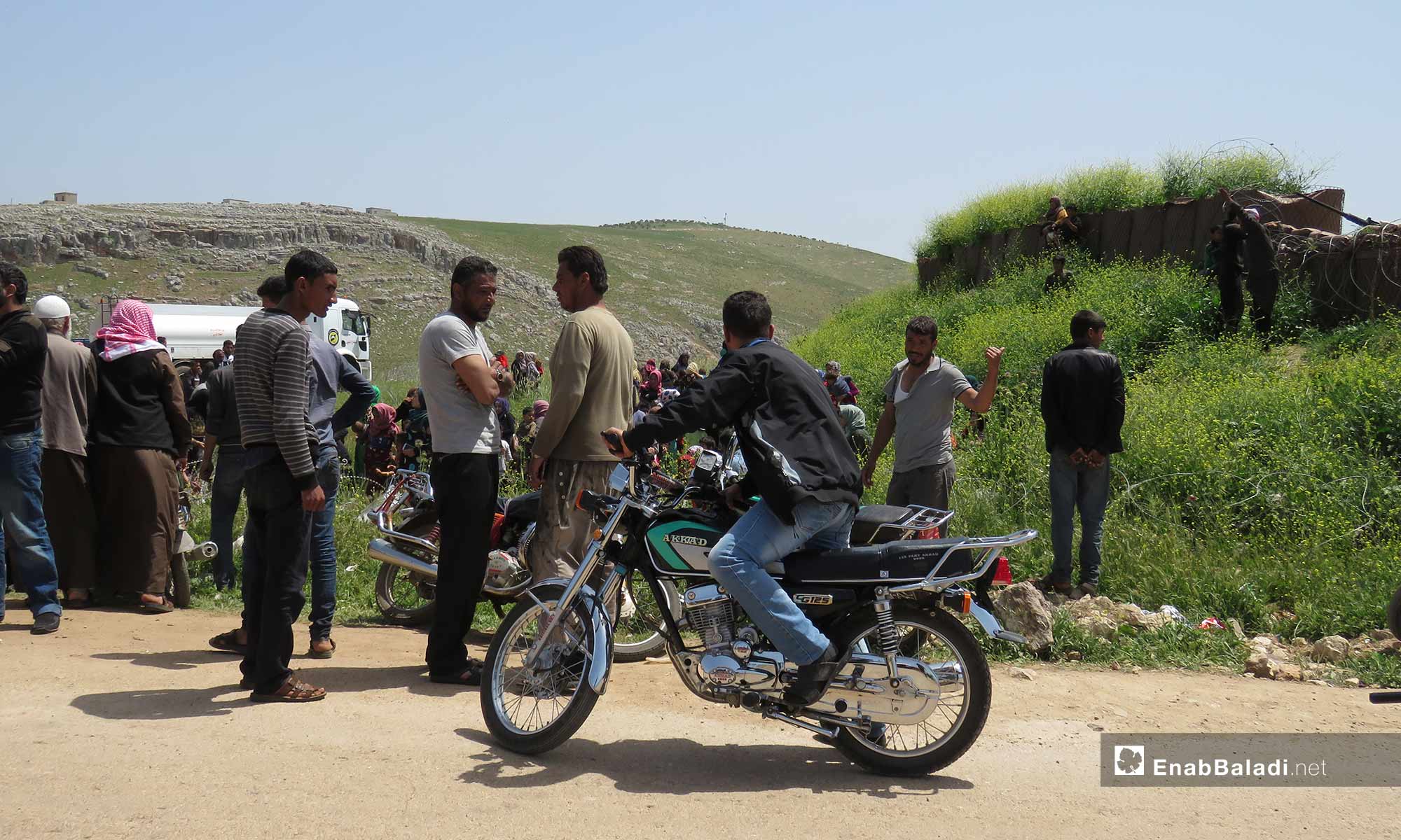نزوح مدنيين إلى محيط نقطة المراقبة التركية بشير مغار غربي حماة هربًا من القصف 29 نيسان 2019 (عنب بلدي)
