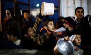 أطفال ينتظرون الحصول على الطعام في مخيم في اعزاز - كانون الأول 2012 (AP)