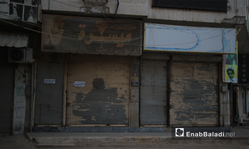 إغلاق المحلات التجارية في سراقب بريف إدلب خوفًا من القصف - 26 من نيسان 2019 (عنب بلدي)