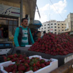 بيع ثمار الفريز في مدينة إدلب - 10 من نيسان 2019 (عنب بلدي)