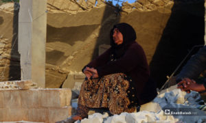 امرأة تجلس على ركام منزلها بعد قصفه من الطيران الروسي في بلدة الفقيع جنوبي إدلب - 21 من آذار 2019 (عنب بلدي)