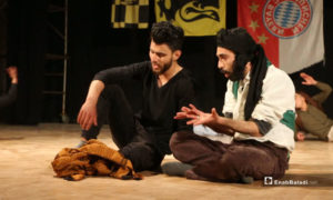 مشهد من مسرحية طب القاطع في المركز الثقافي لمدينة إدلب - 25 نيسان 2019 (عنب بلدي)