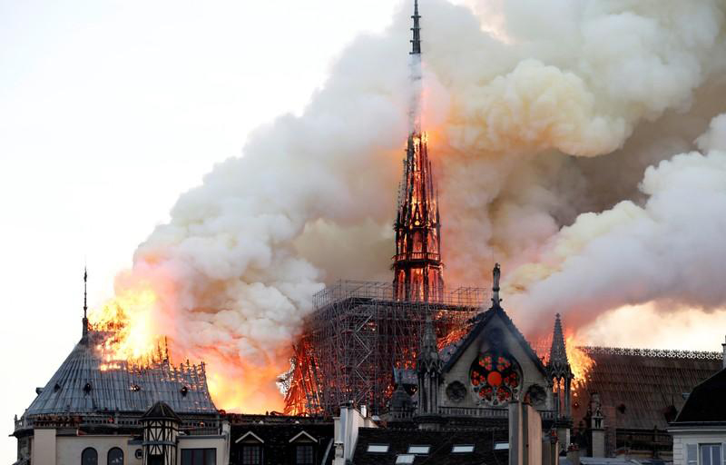 كاتدرائية نوتردام وهي تحترق 15 نيسان 2019 (رويترز)