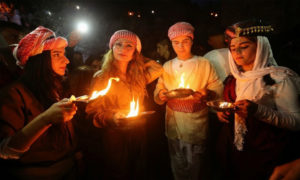 إيزيديات يحتفلن بعيد الأربعاء الأحمر في محافظة دهوك بالعراق - 2017 (رويترز)