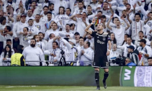 لاعب خط وسط نادي أياكس أمستردام الهولندي في مواجهته ريال مدريد بدوري أبطال أوروبا- أذار من عام 2019 (رويترز)