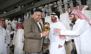 اللاعب البرازيلي السابق، رونالدو يسلم كأس الملك زايد للجنة التتويج لتتويج نادي النجم الساحلي في نهائي- نيسان 2019 (اتحاد كرة القدم الإماراتي)

