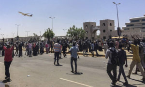 المتظاهرون السودانيون أمام المقر العسكري في الخرطوم - 7 نيسان 2019 (AP)