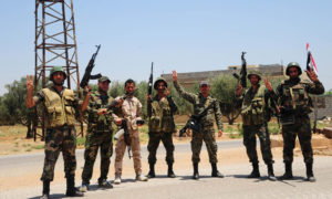 عناصر من قوات الأسد يلتقطون صورة في ريف درعا - تموز 2018 (رويترز)