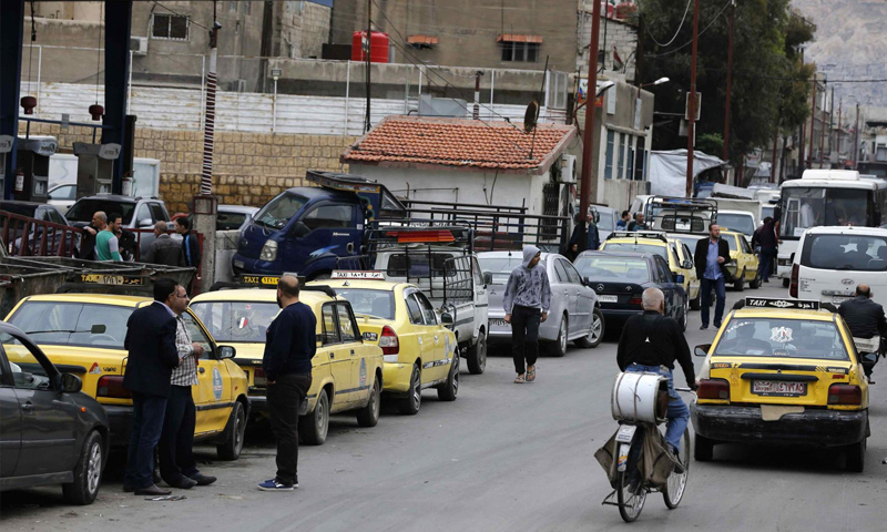 طابور السائقين أمام محطة بنزين في العاصمة السورية دمشق- 15 نيسان 2019 (afp)