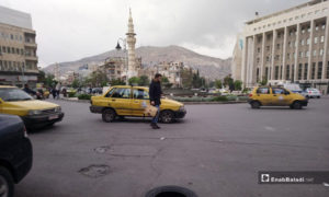 سيارات أجرة في ساحة السبع بحرات وسط العاصمة دمشق 20 نيسان 2019 (عنب بلدي)
