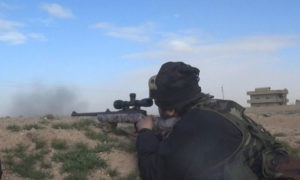 مقاتل من تنظيم الدولة اثناء اشتباكات مع قسد في بلدة السوسة بريف دير الزور الشرقي شباط 2019 (أعماق)