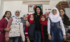 معلمة تركية وطلابها السوريون (AA)