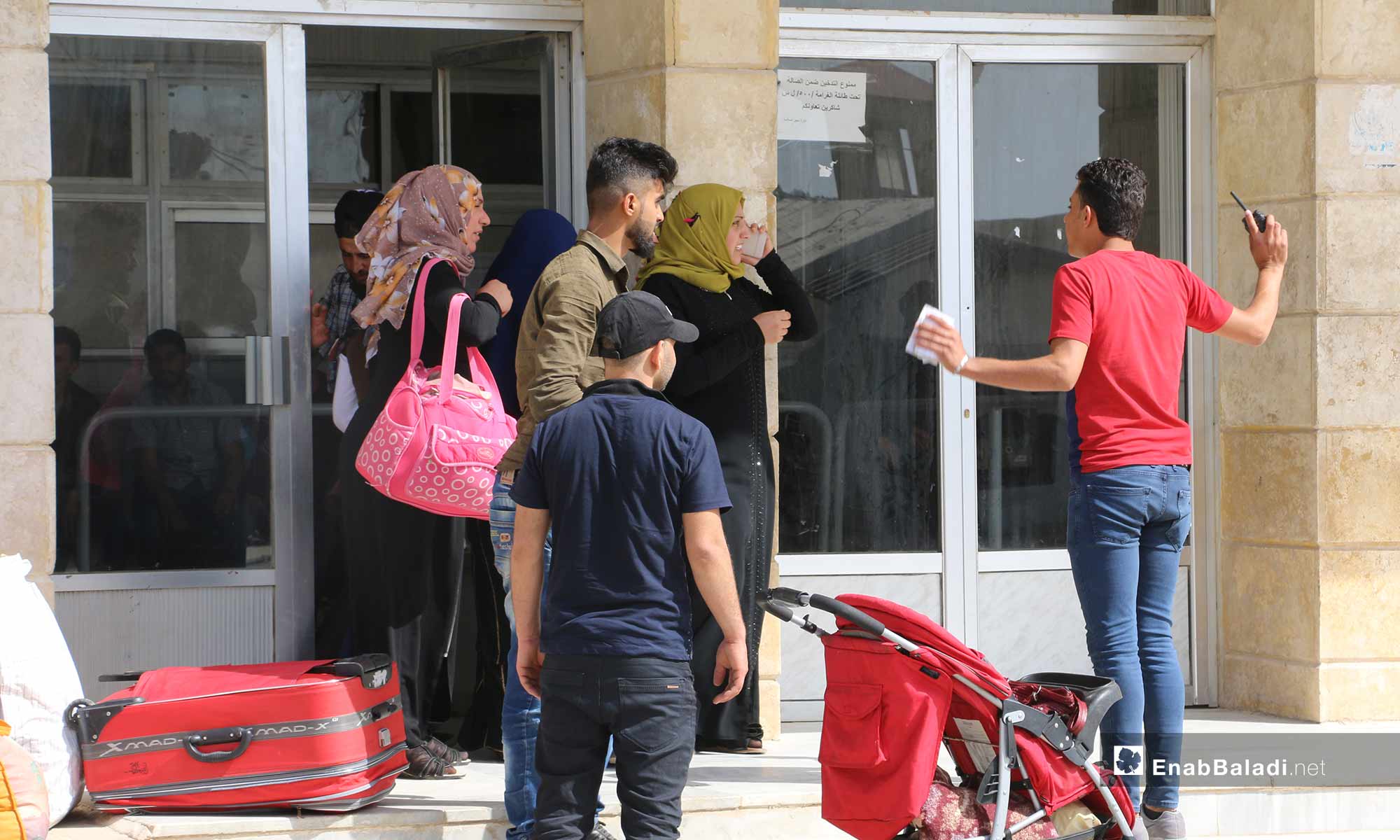 توافد السوريين من تركيا لقضاء إجازة العيد في سوريا عبر معبر باب السلامة الحدودي - 21 من أيار 2019 (عنب بلدي)