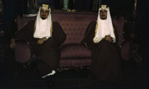 الأمير فيصل (يسار) والأمير خالد (يمين) أولاد الملك عبد العزيز آل سعود عام 1943 (مكتبة الكونغرس)