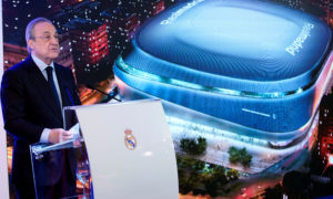 رئيس نادي ريال مدريد، فلورنتينو بيريز خلال تقديم نموذج ملعب سانتياغو برنابيو الجديد (رويترز)
