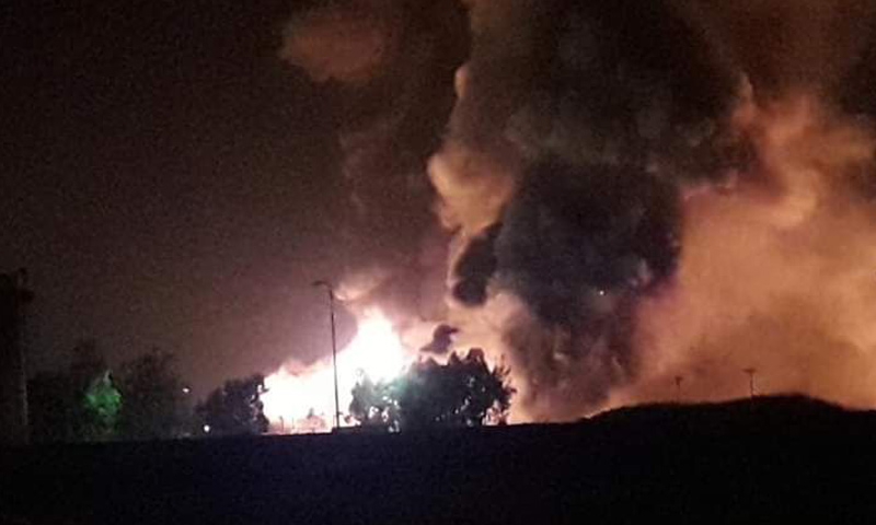 ألسنة النيران الناتجة عن احتراق صهاريج وقود في الشركة السورية للنفط بحمص - 1 من أيار 2019 (حيدر رزوق)
