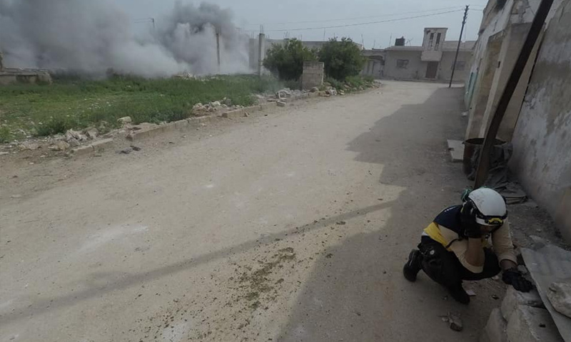 فرق الدفاع المدني تخلي ضحايا القصف الجوي على ريف إدلب - 30 من نيسان 2019 (الدفاع المدني)