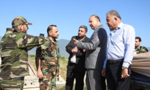 محافظ حماة محمد حزوري يزور قلعة المضيق بريف حماة (محافظة حماة فيس بوك)