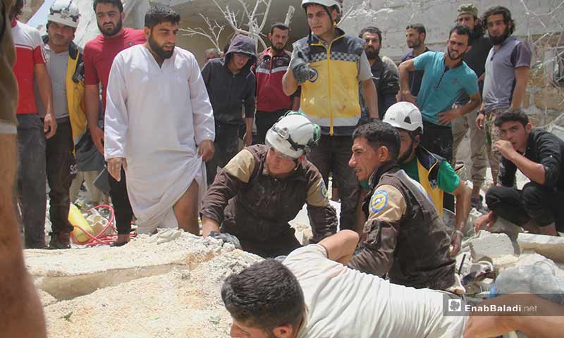 الدفاع المدني يقوم باستخراج المدنيين العالقين تحت الأنقاض في بلدة كفروما بريف إدلب - 30 من أيار 2019 (عنب بلدي)