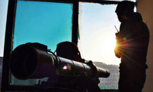 مقاتل في المعارضة السورية يحمل صاروخًا موجهًا إلى مواقع قوات الأسد في حمص - 18 حزيران 2013 (عدسة شاب حمصي)